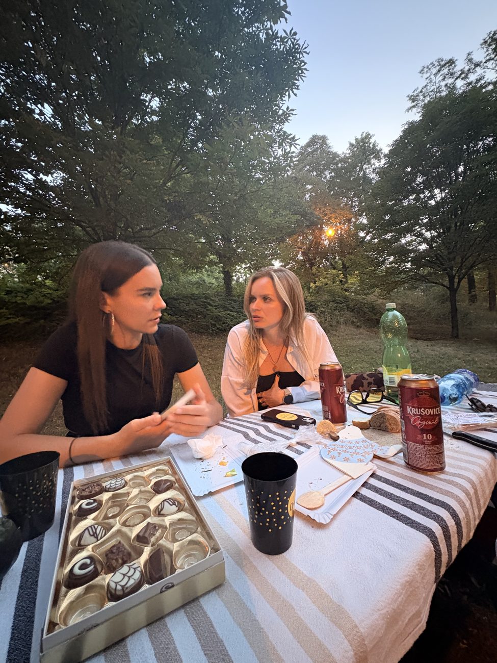 Chiara a Naty na krízovej porade