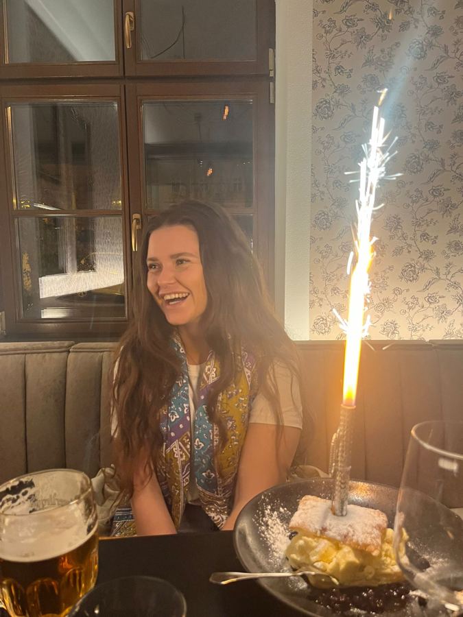 Katka oslavuje s tortou s prskavkou